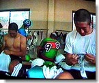 よくみえないけど、腹筋もわれわれ